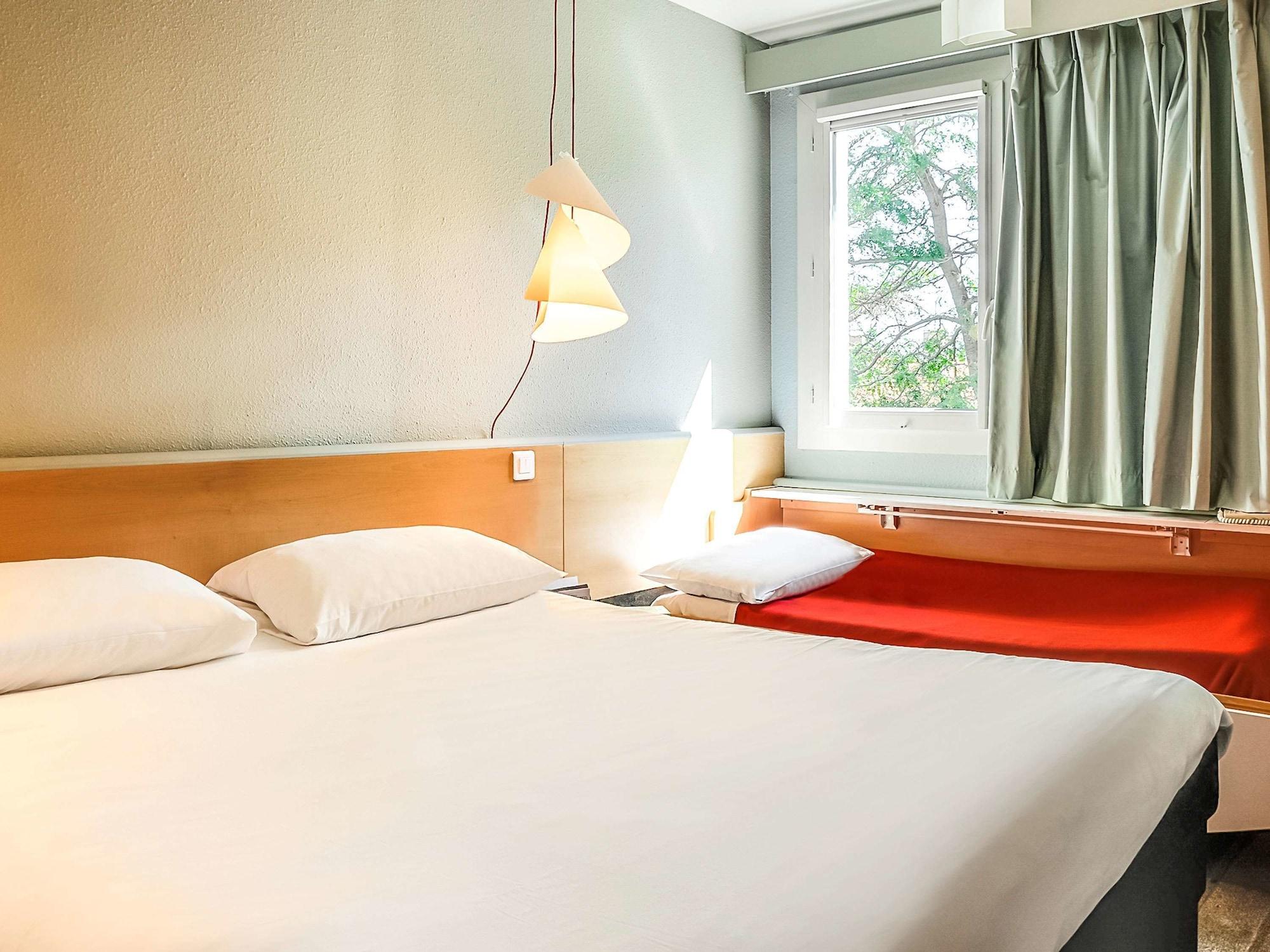 Отель Ibis Salon De Provence Экстерьер фото