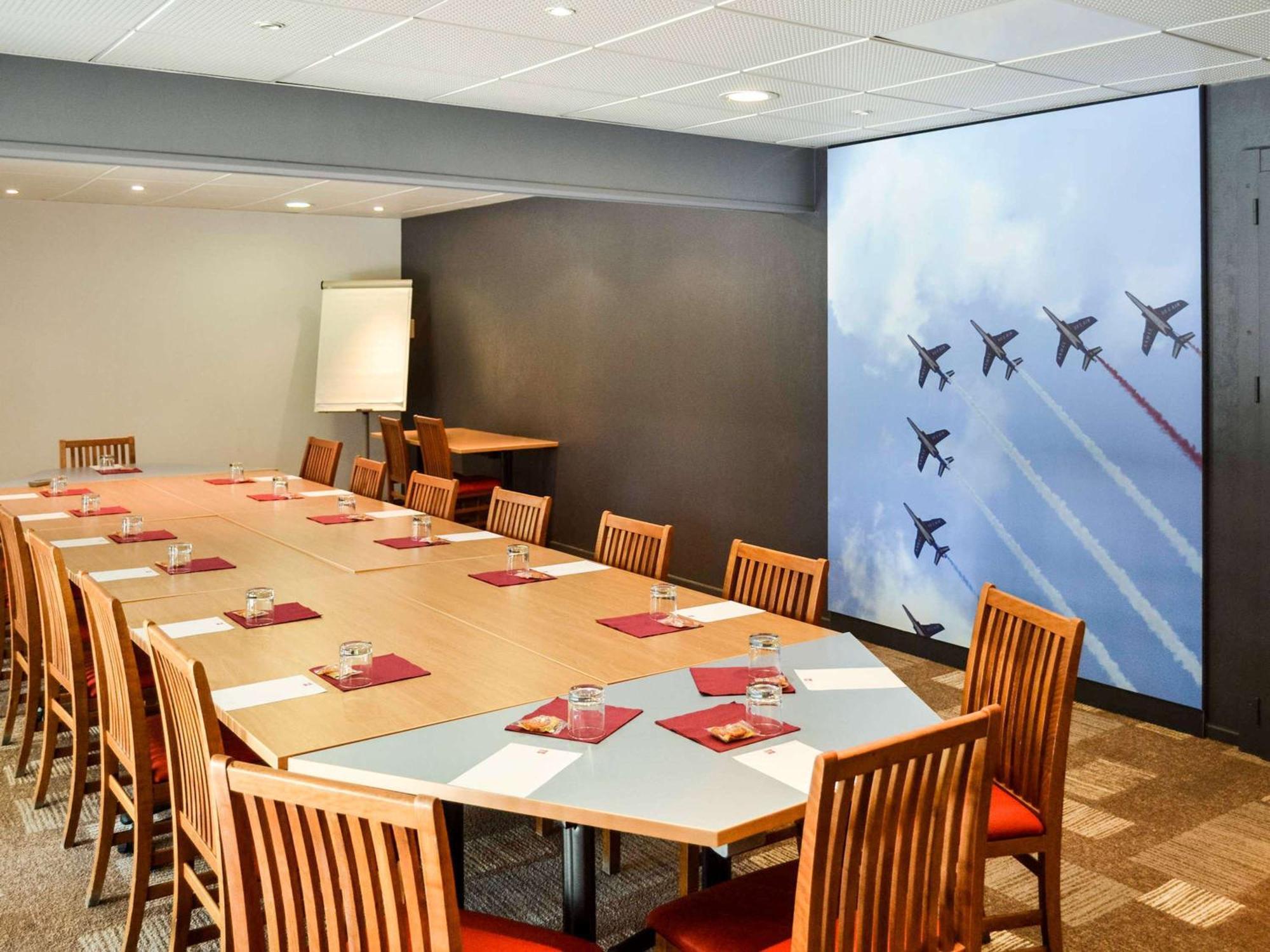Отель Ibis Salon De Provence Экстерьер фото