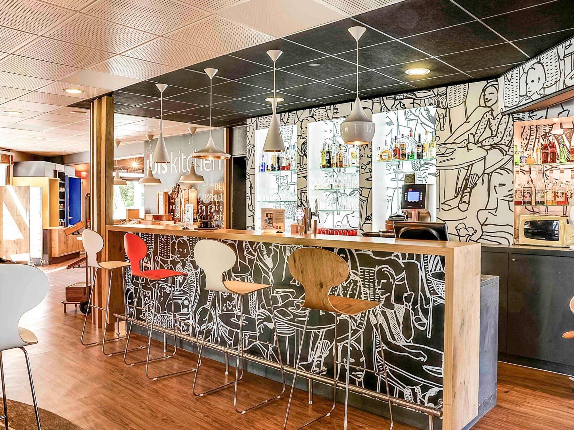 Отель Ibis Salon De Provence Экстерьер фото
