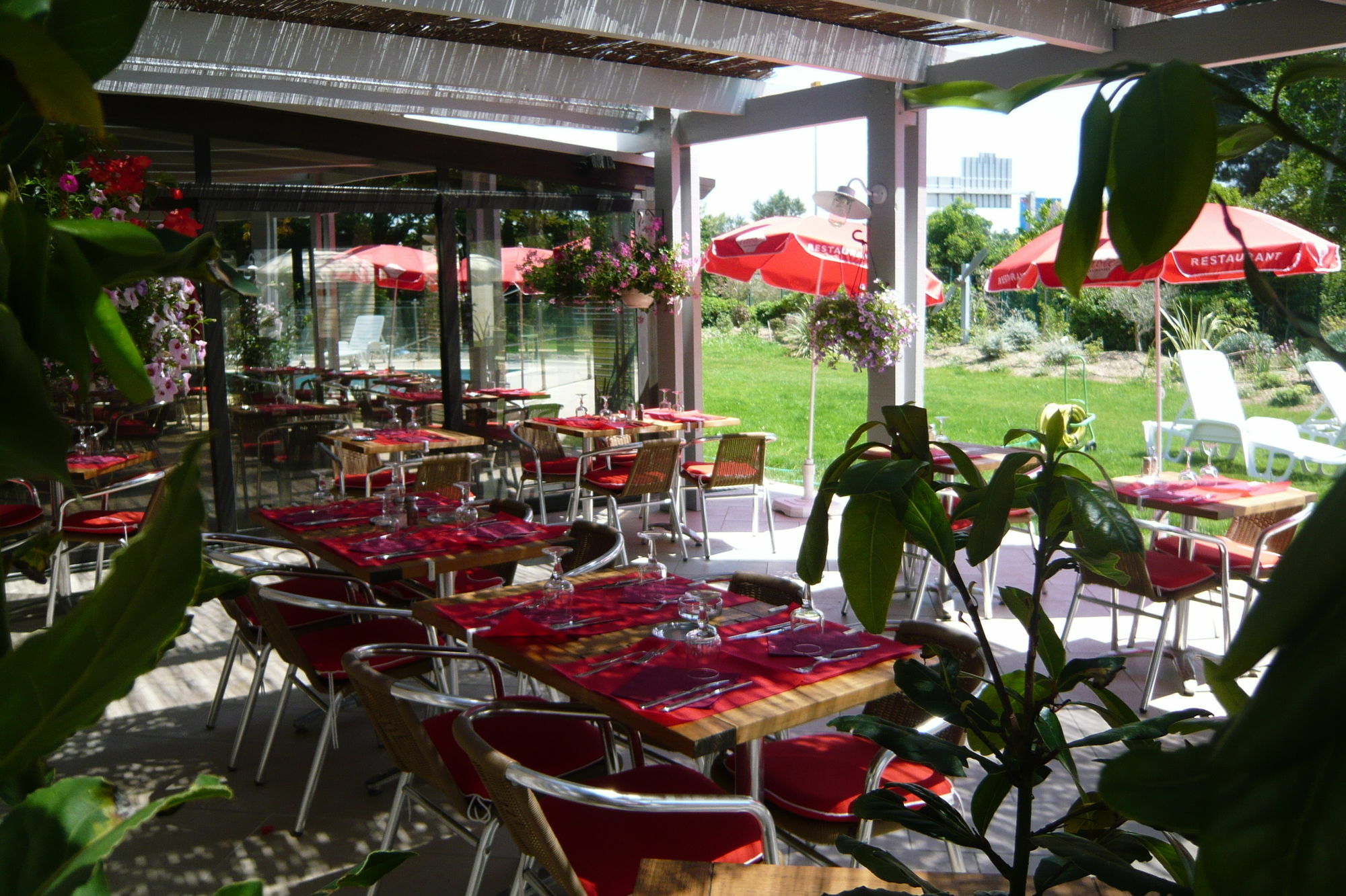 Отель Ibis Salon De Provence Экстерьер фото