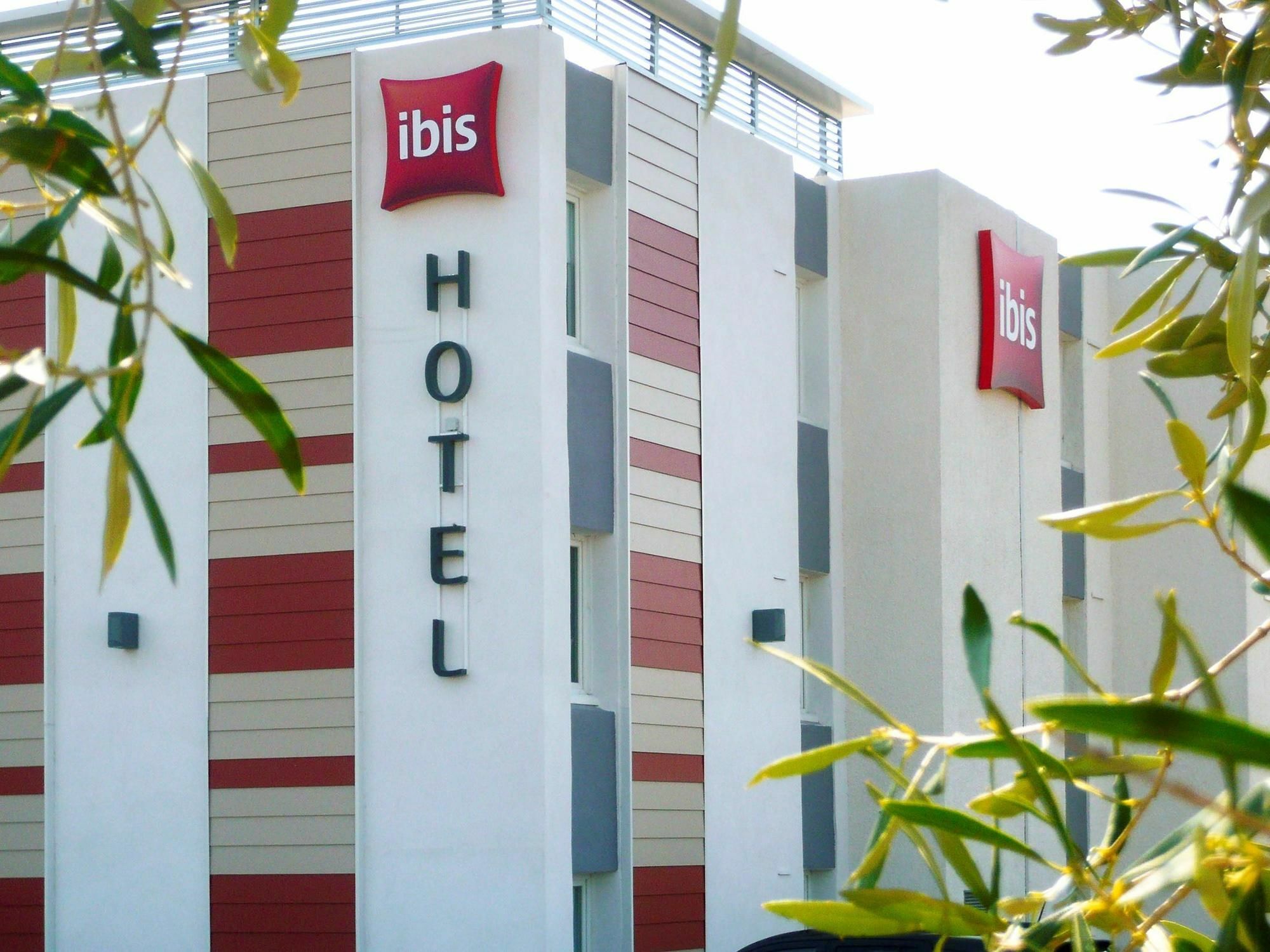Отель Ibis Salon De Provence Экстерьер фото