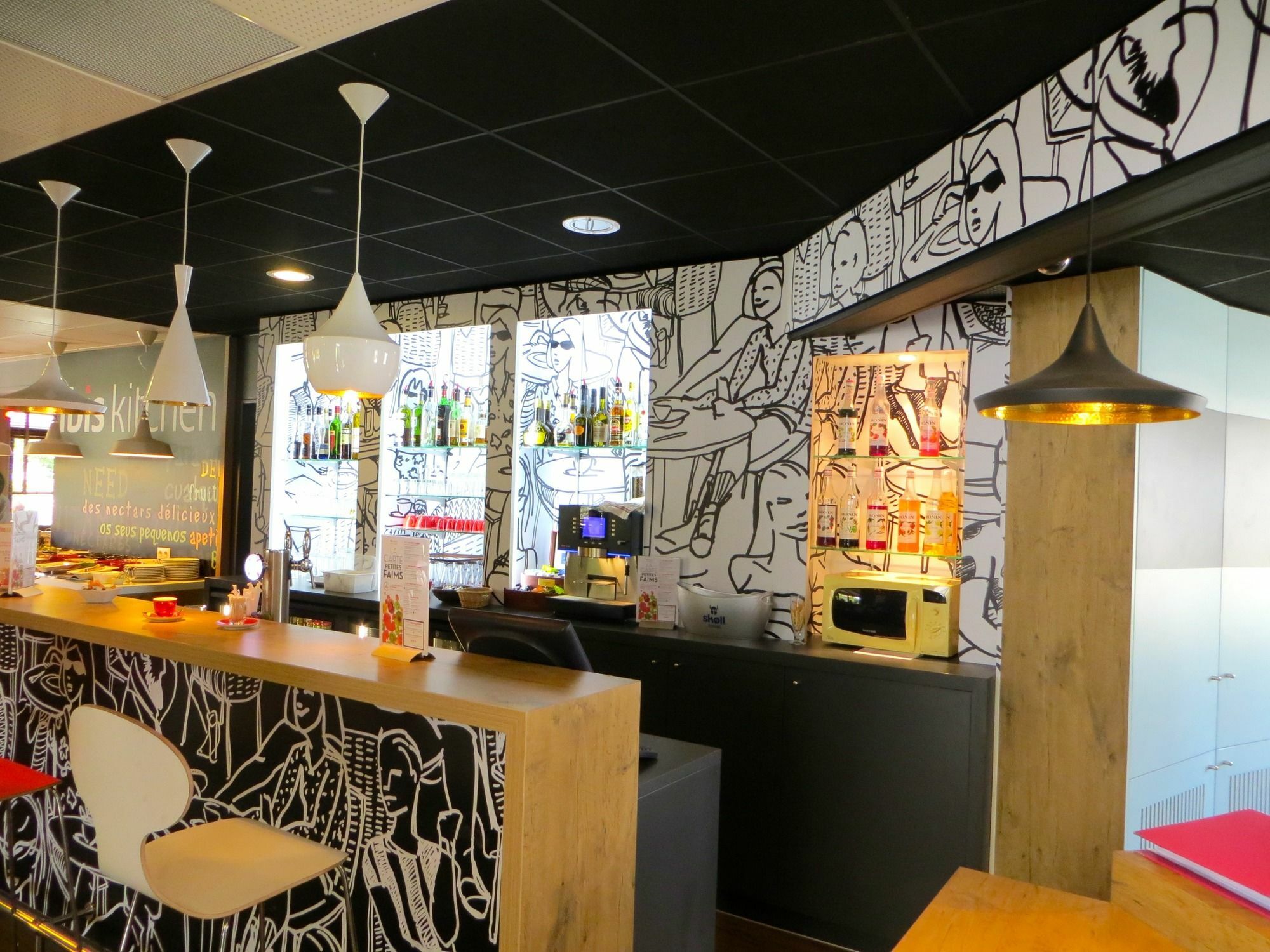 Отель Ibis Salon De Provence Экстерьер фото