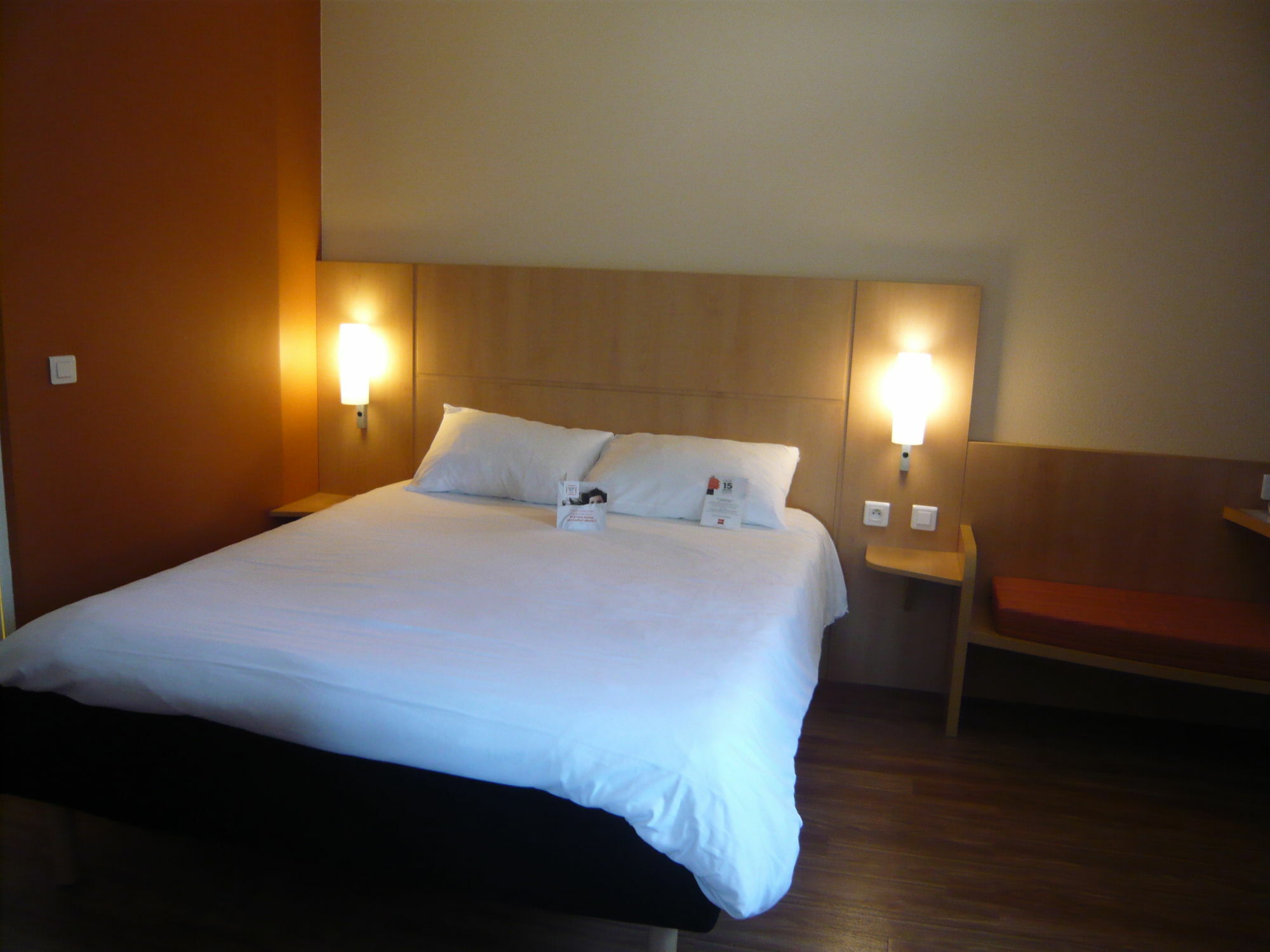 Отель Ibis Salon De Provence Экстерьер фото