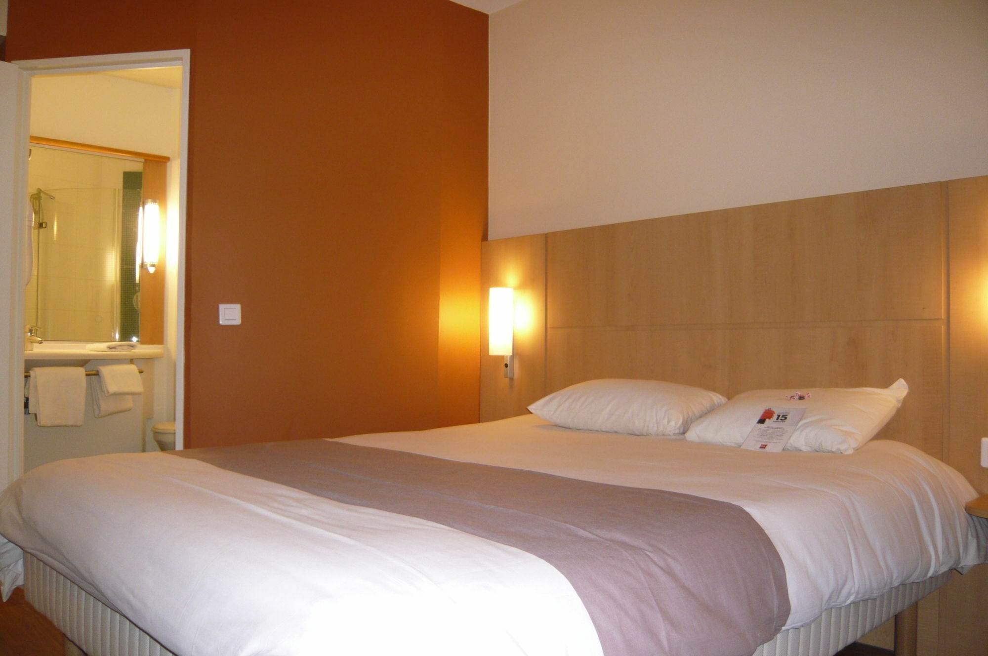 Отель Ibis Salon De Provence Экстерьер фото
