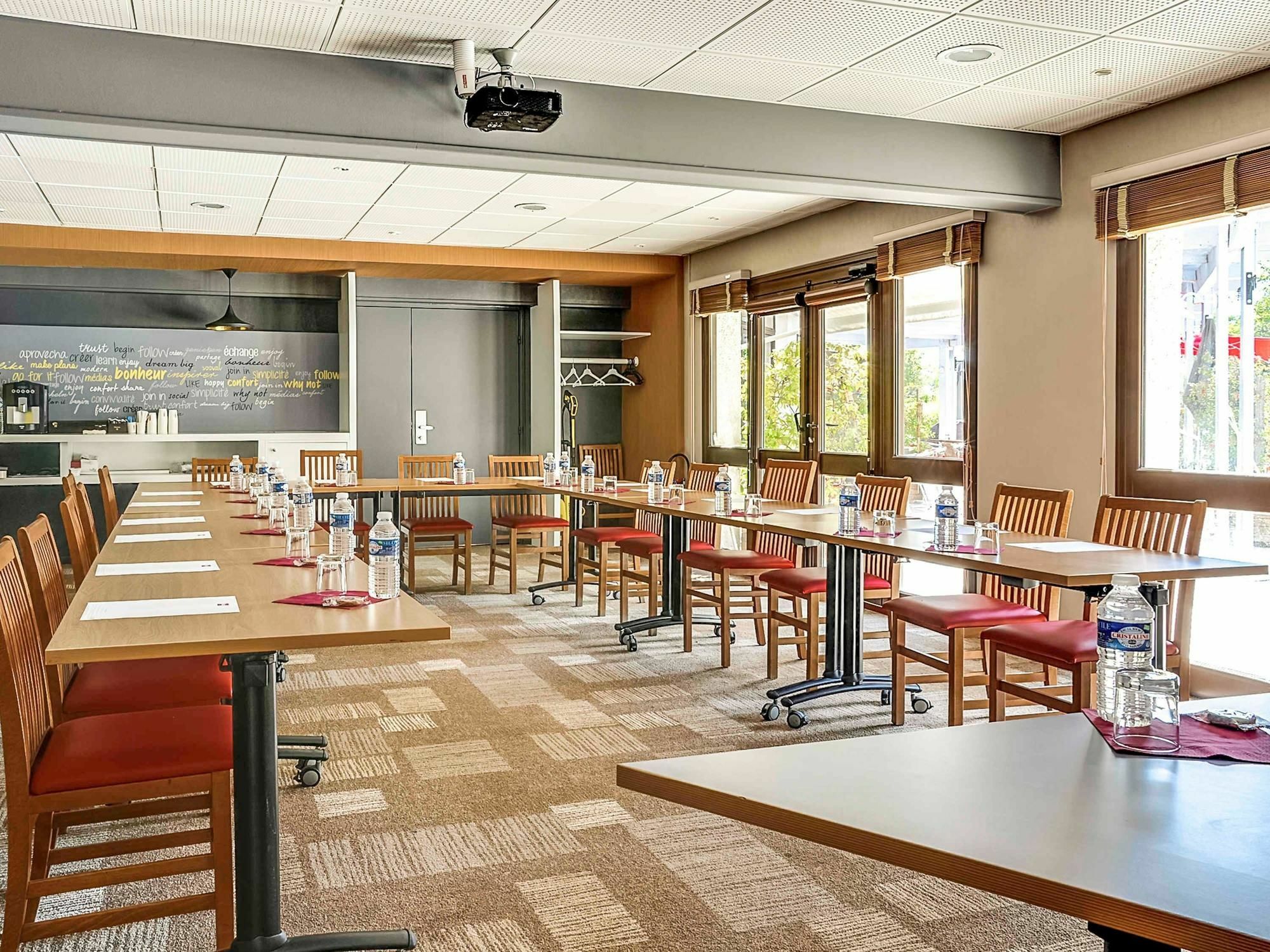 Отель Ibis Salon De Provence Экстерьер фото